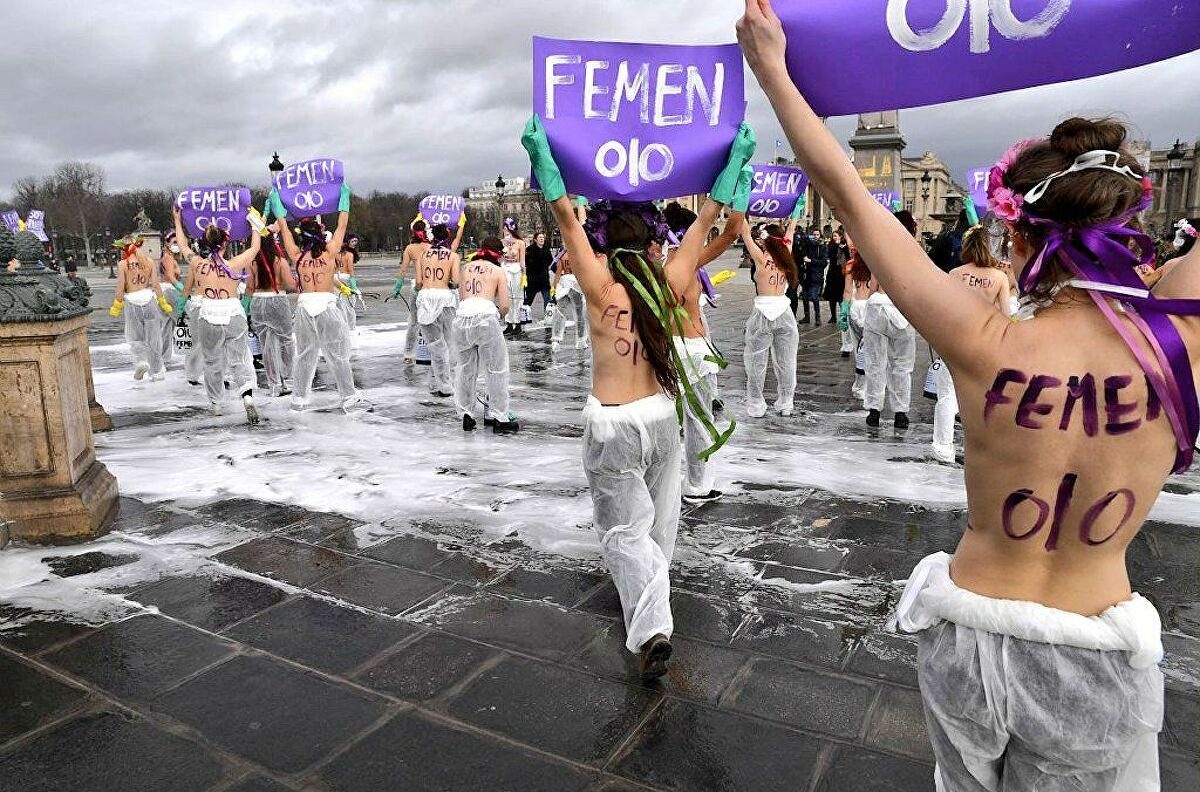 Phu nu tu Phap den Philippines xuong duong bieu tinh ngay 8/3 hinh anh