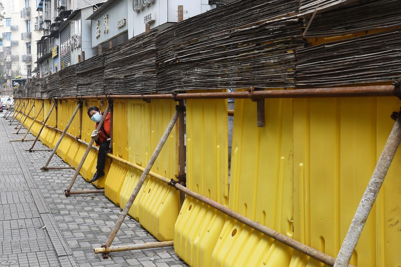 Thanh pho o tam dich TQ siet lai lenh phong toa sau mot ngay noi long hinh anh