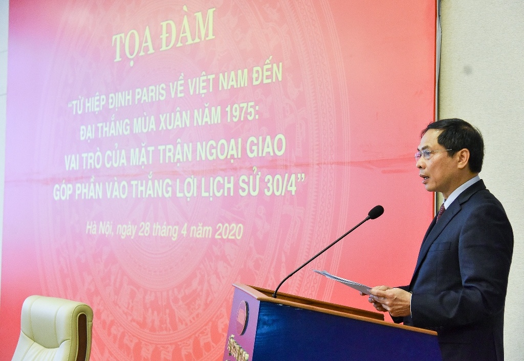 Cac nha ngoai giao 'mac ao linh' song lai ky uc thang loi lich su 30/4 hinh anh