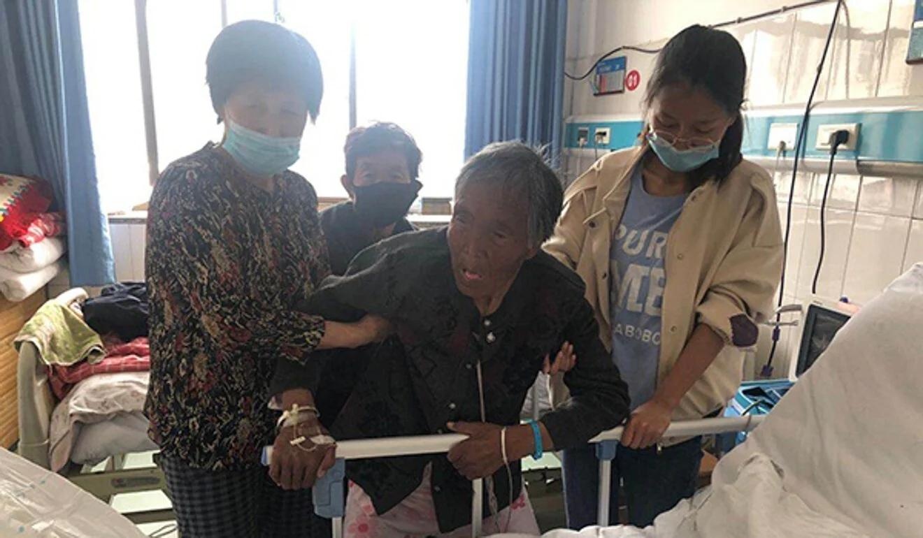 Cu ba 79 tuoi bi con trai chon song o Trung Quoc hinh anh