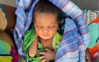 Thai phu An Do sinh con tren duong roi be em be di bo 160 km hinh anh