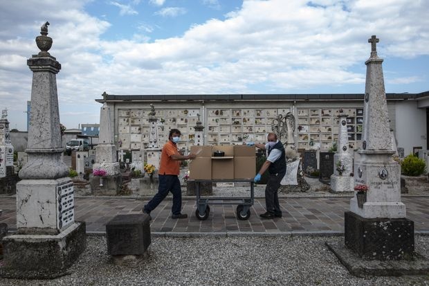 18 co quan tai canh nhau va nhung tang le ky la o Italy giua mua dich hinh anh