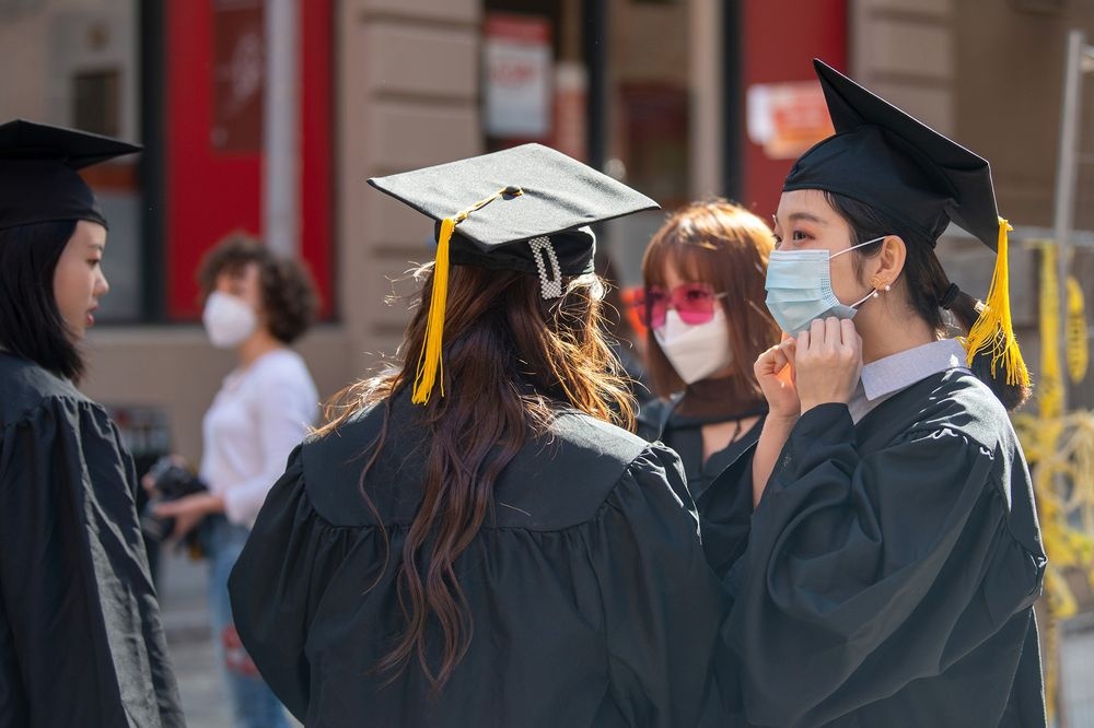 ILO: Covid-19 la 'cu soc nhan 3' voi gioi tre tren toan the gioi hinh anh