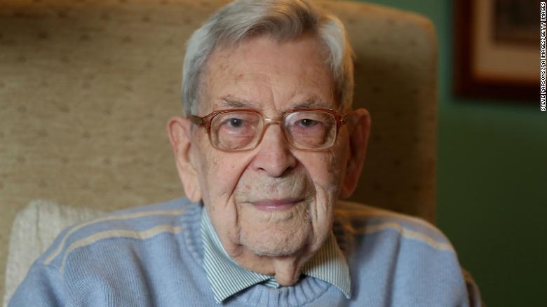 Nguoi dan ong song tho nhat the gioi qua doi khi dang ngu hinh anh