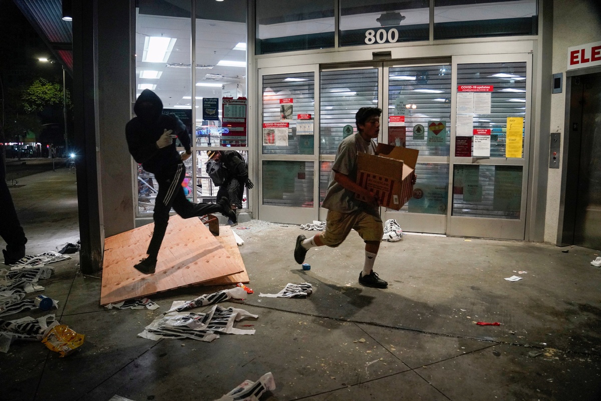 ‘Lam on, toi khong co bao hiem’ - chu cua hang My khoc giua bieu tinh hinh anh