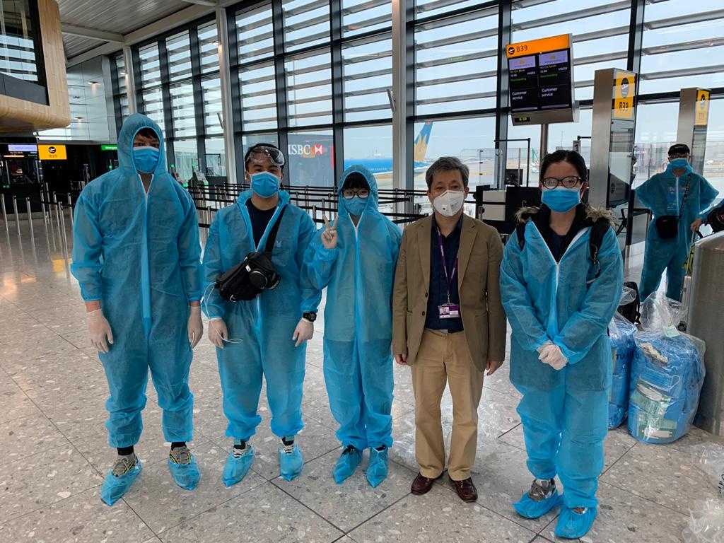 Gan 340 nguoi Viet Nam tai Anh duoc dua ve nuoc, ha canh o TP.HCM hinh anh