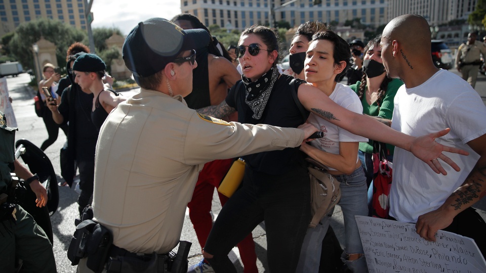 Canh sat bi ban vao dau trong cuoc bieu tinh o Las Vegas hinh anh