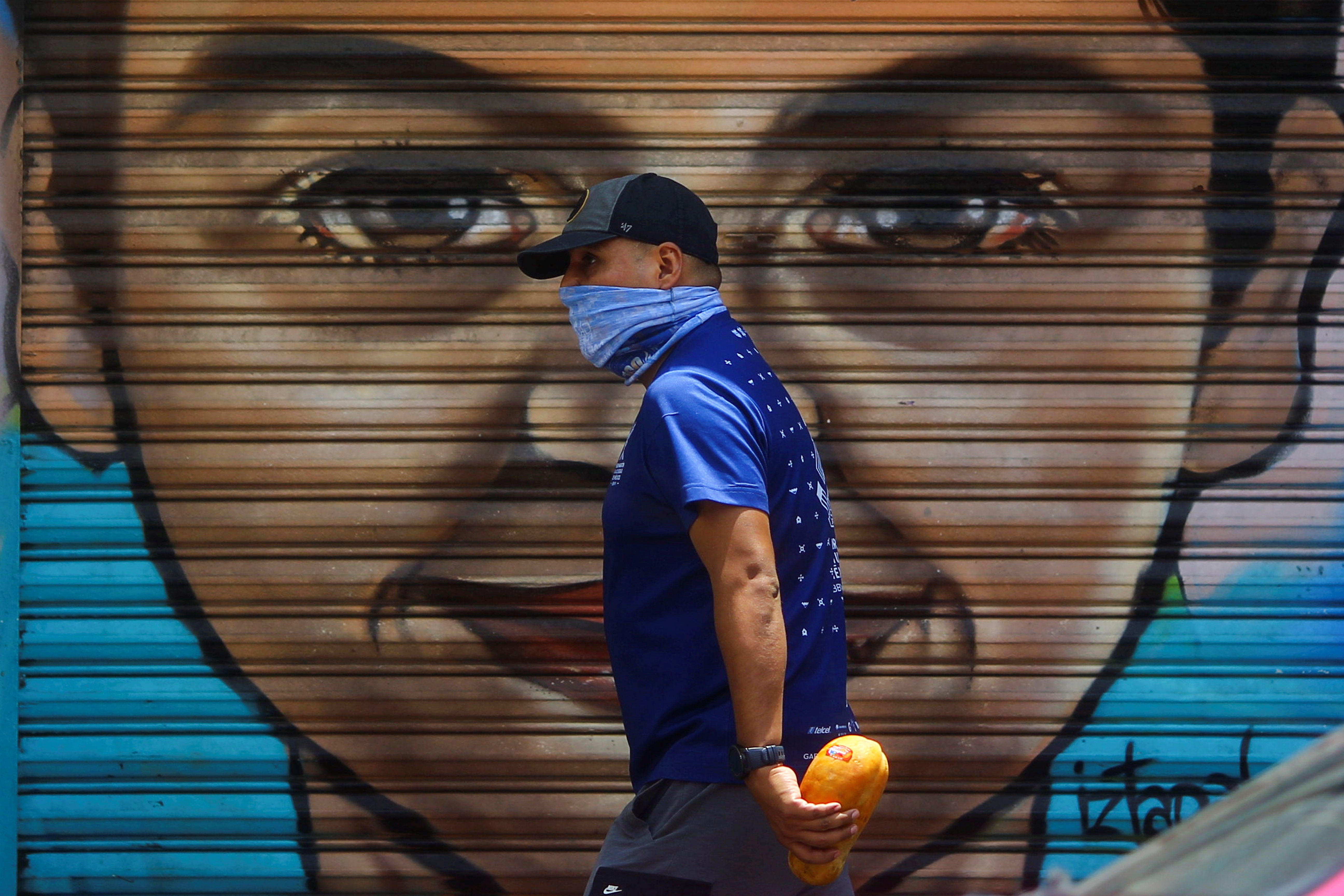 Khong deo khau trang, nguoi dan ong Mexico bi canh sat bat roi tu vong hinh anh