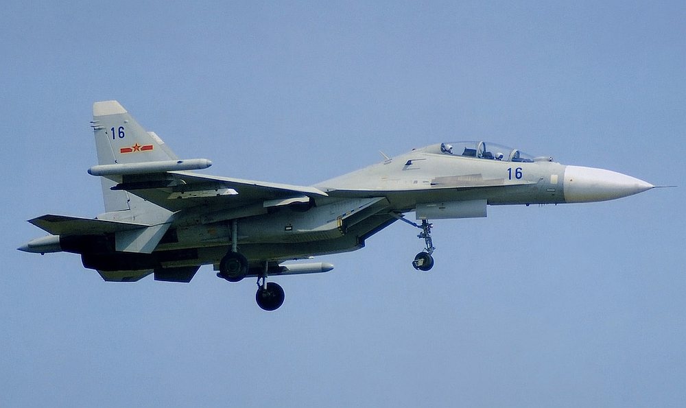 Chien dau co Dai Loan xua duoi Su-30 cua TQ ap sat hon dao hinh anh