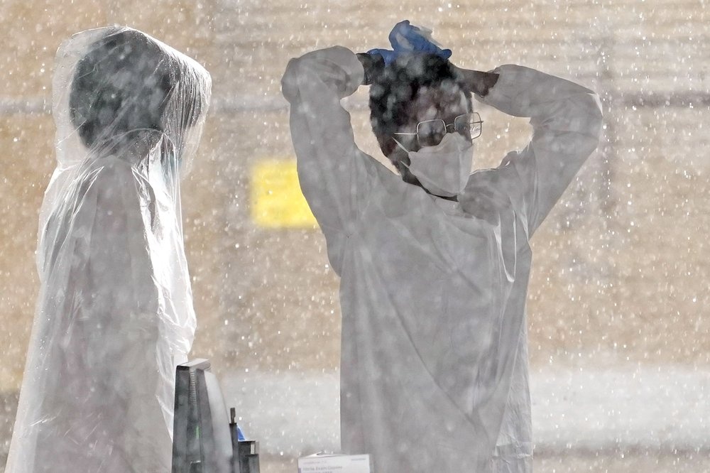 'Dich benh quay lai can chung toi' - Covid-19 tai bung phat o My hinh anh