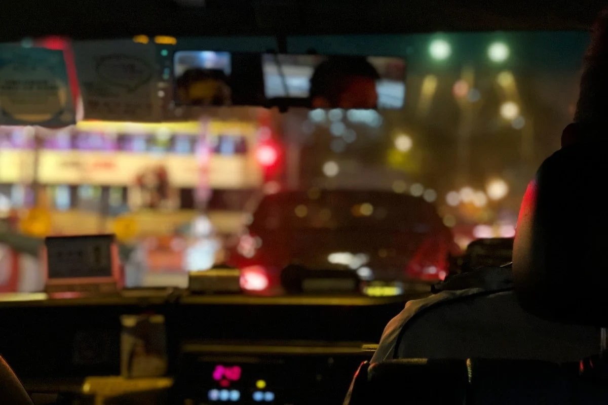 Co gai cau cuu canh sat vi bi quay len canh than mat tren taxi hinh anh