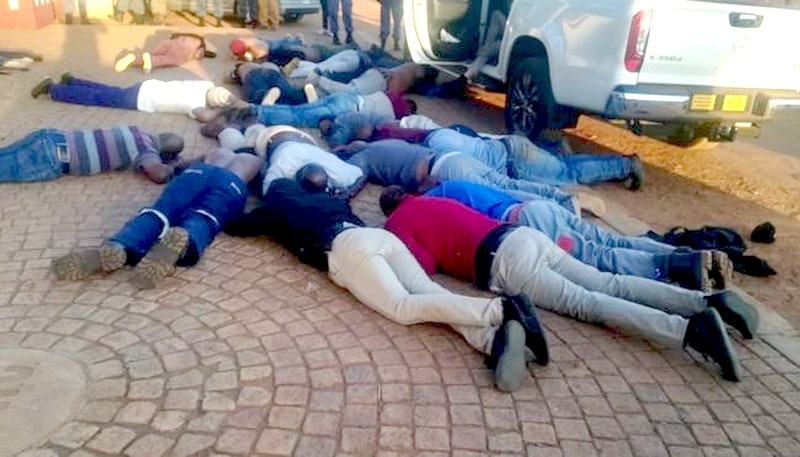 5 nguoi chet trong vu bat giu con tin de tranh gianh nha tho o Nam Phi hinh anh