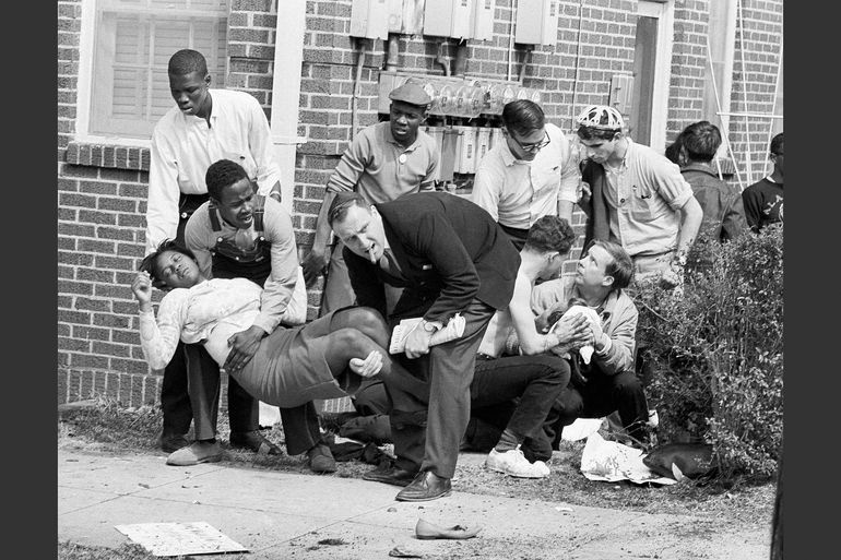 phong trao bieu tinh anh 8