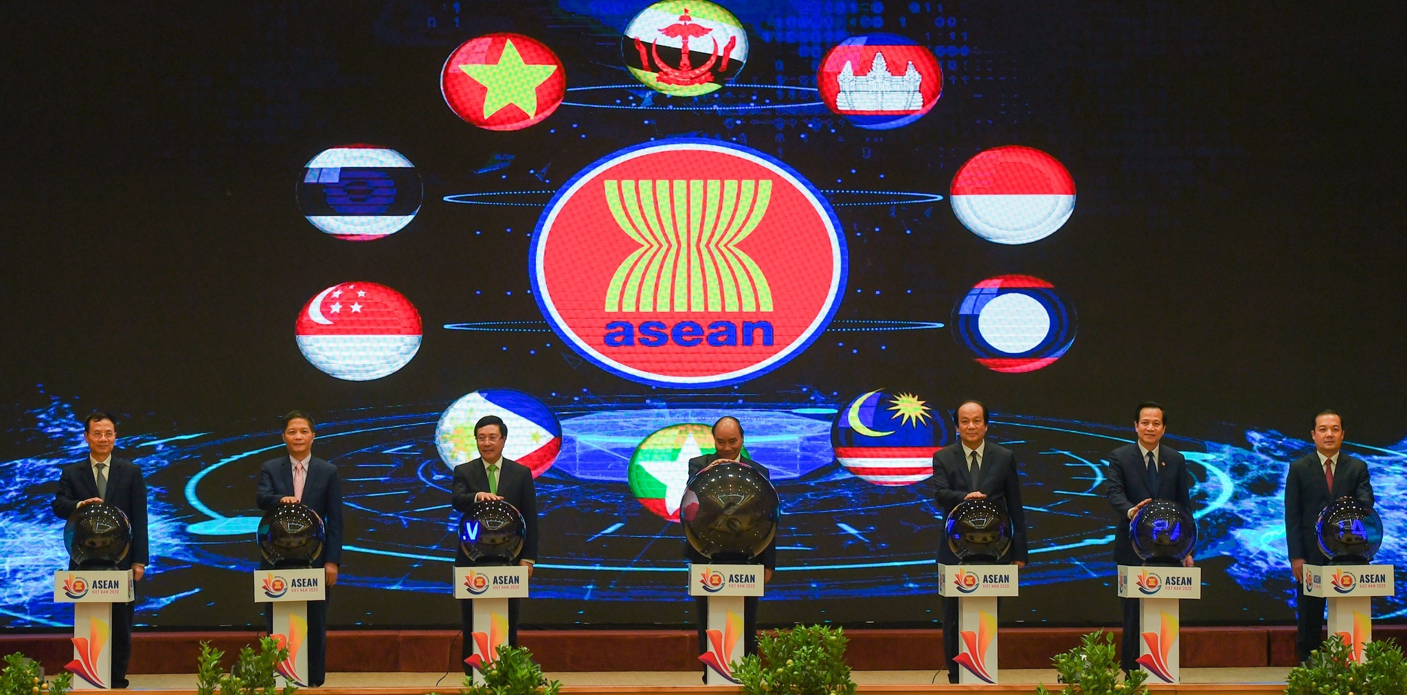 Cac bo truong Ngoai giao ASEAN ra tuyen bo chung theo de xuat cua VN hinh anh