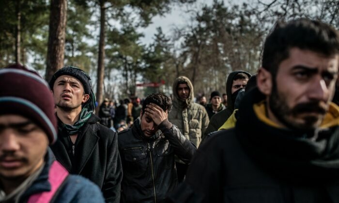 Ba Lan bat giu 34 nguoi tron trong xe tai hinh anh