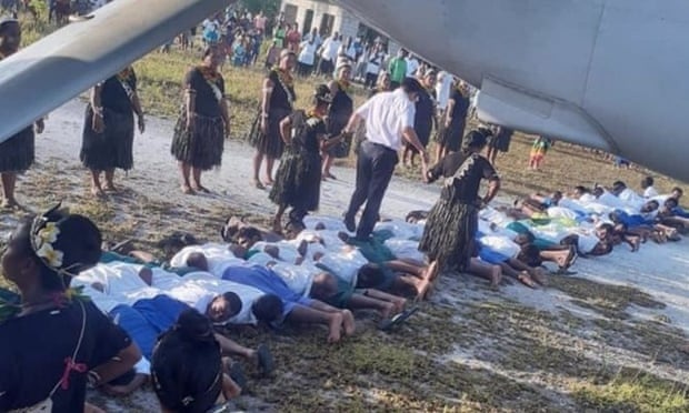 Trung Quoc len tieng vu dai su di tren lung nguoi dan Kiribati hinh anh