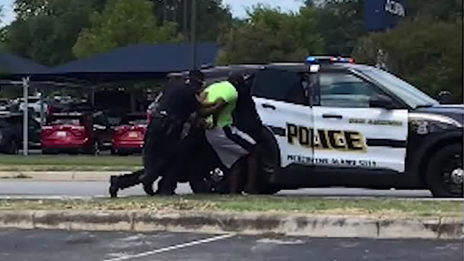 Nguoi dan ong da den bi canh sat My bat nham khi chay bo hinh anh