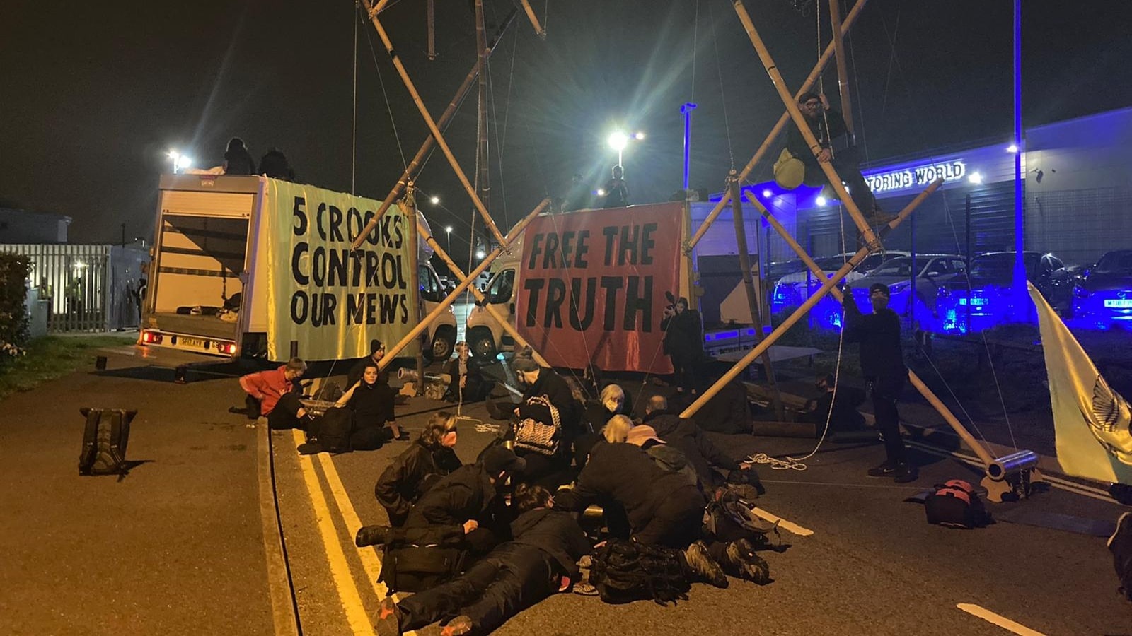 Hang loat to bao Anh bi cham in vi bieu tinh hinh anh