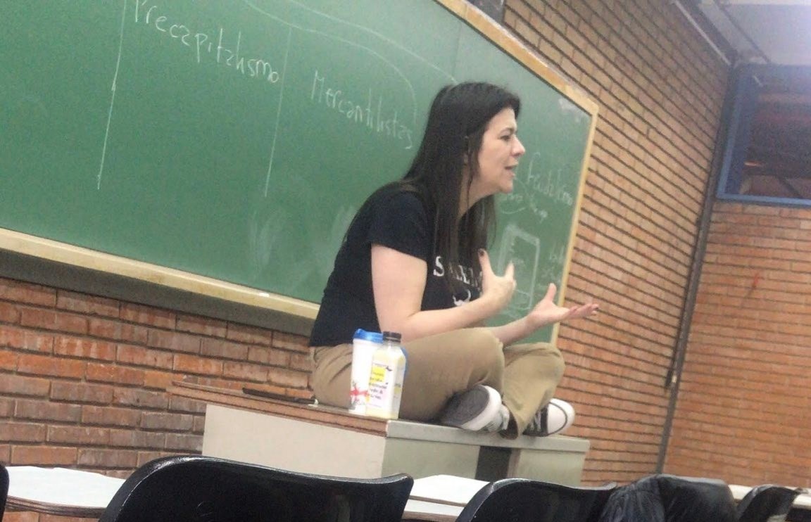 Giao su Argentina tu vong vi Covid-19 khi dang day truc tuyen hinh anh