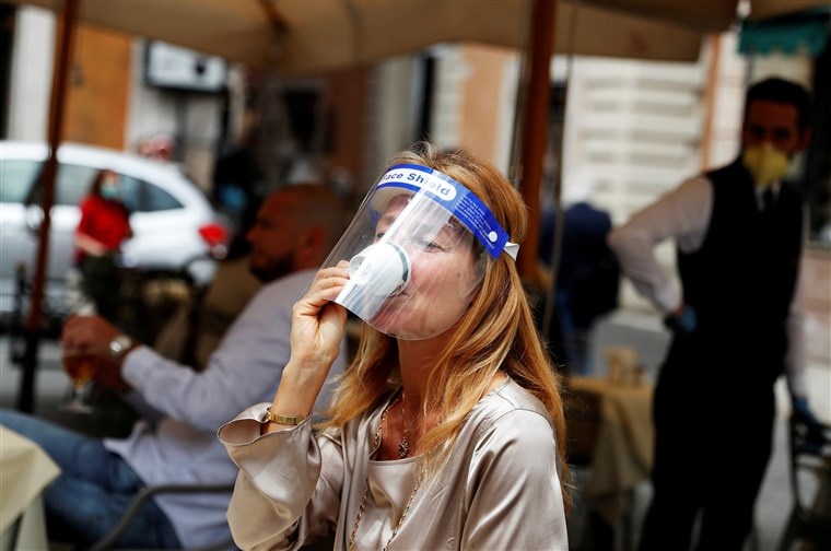 Bat dau dieu tra doc lap ve cach cac nuoc ung pho Covid-19 hinh anh