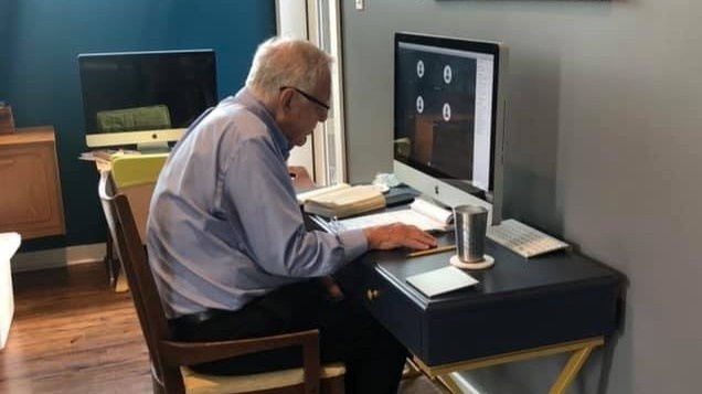 Giao su My 91 tuoi day hoc truc tuyen hinh anh