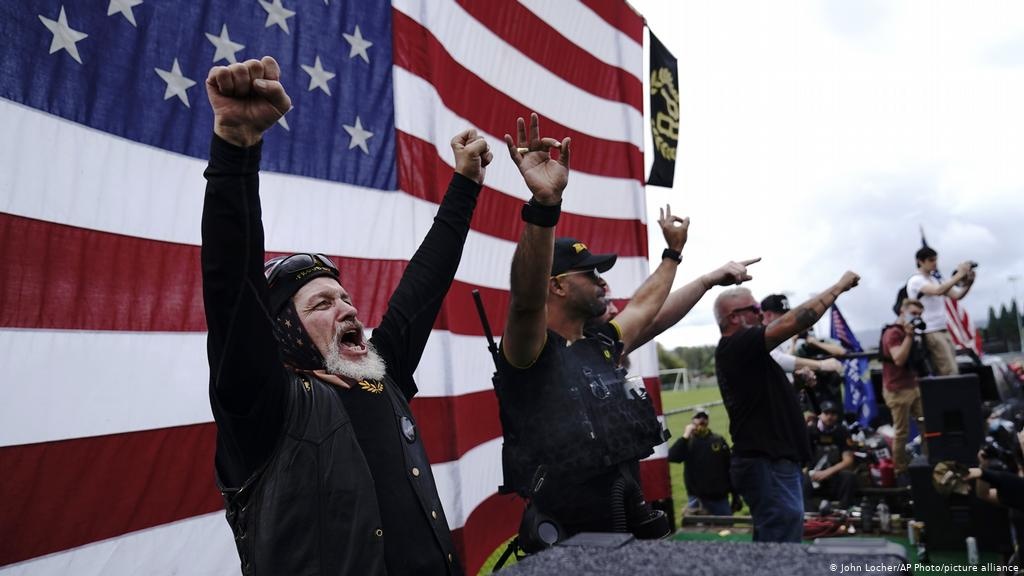 'Nhung chang trai tu hao' - nhom cuc huu lam nong tranh luan bau cu My hinh anh