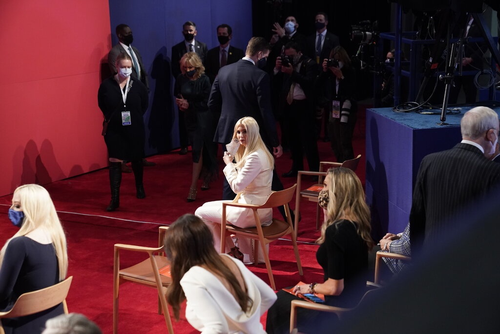 Trump mac Covid-19 anh 5