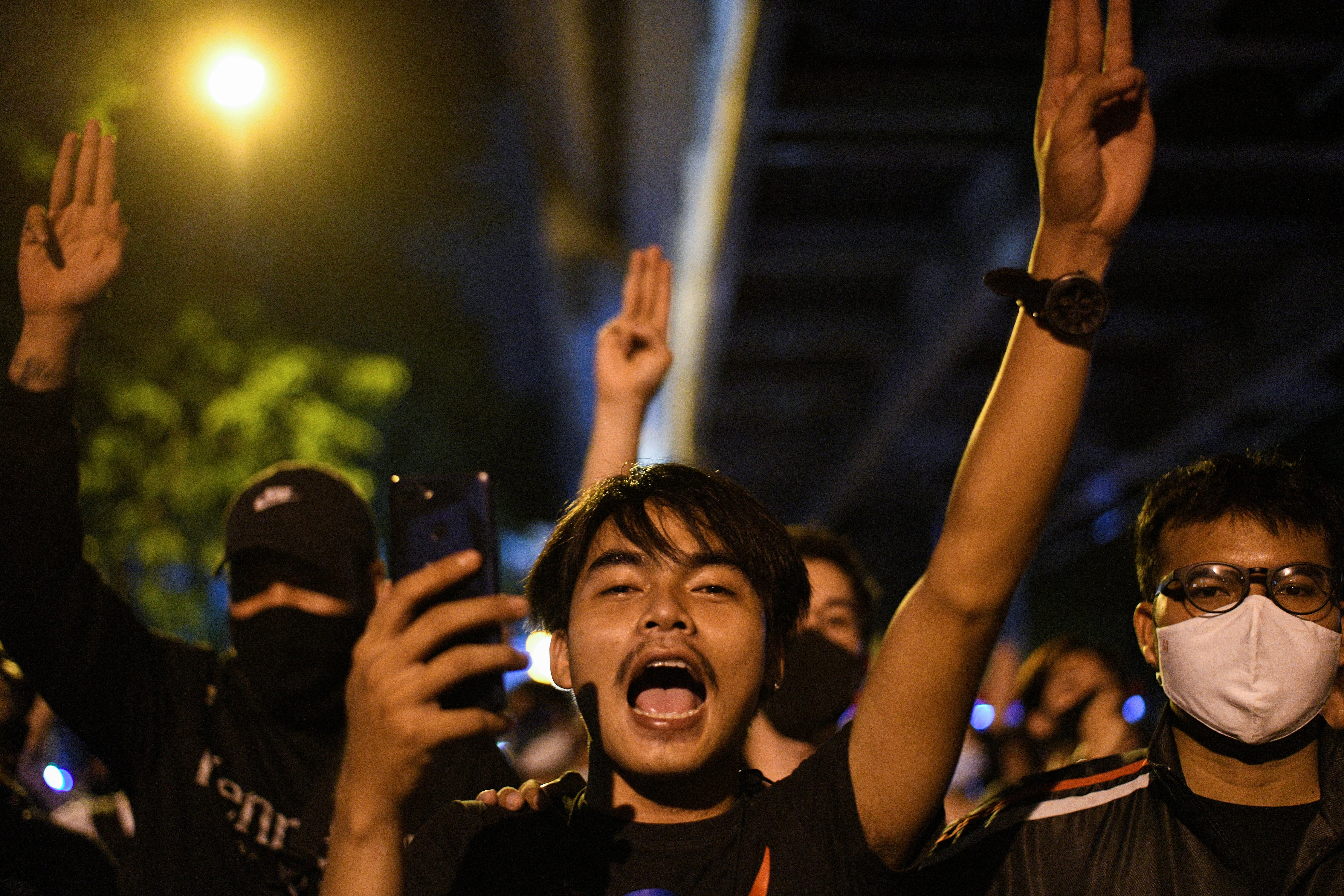 Hang chuc nghin nguoi bieu tinh o Bangkok bat chap lenh cam hinh anh