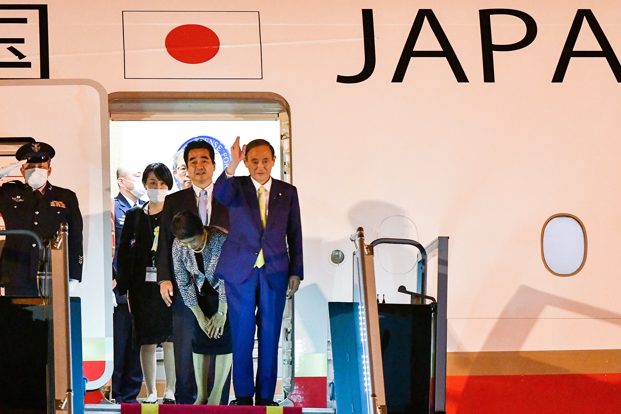 Thu tuong Nhat Ban den Ha Noi, bat dau tham chinh thuc Viet Nam hinh anh