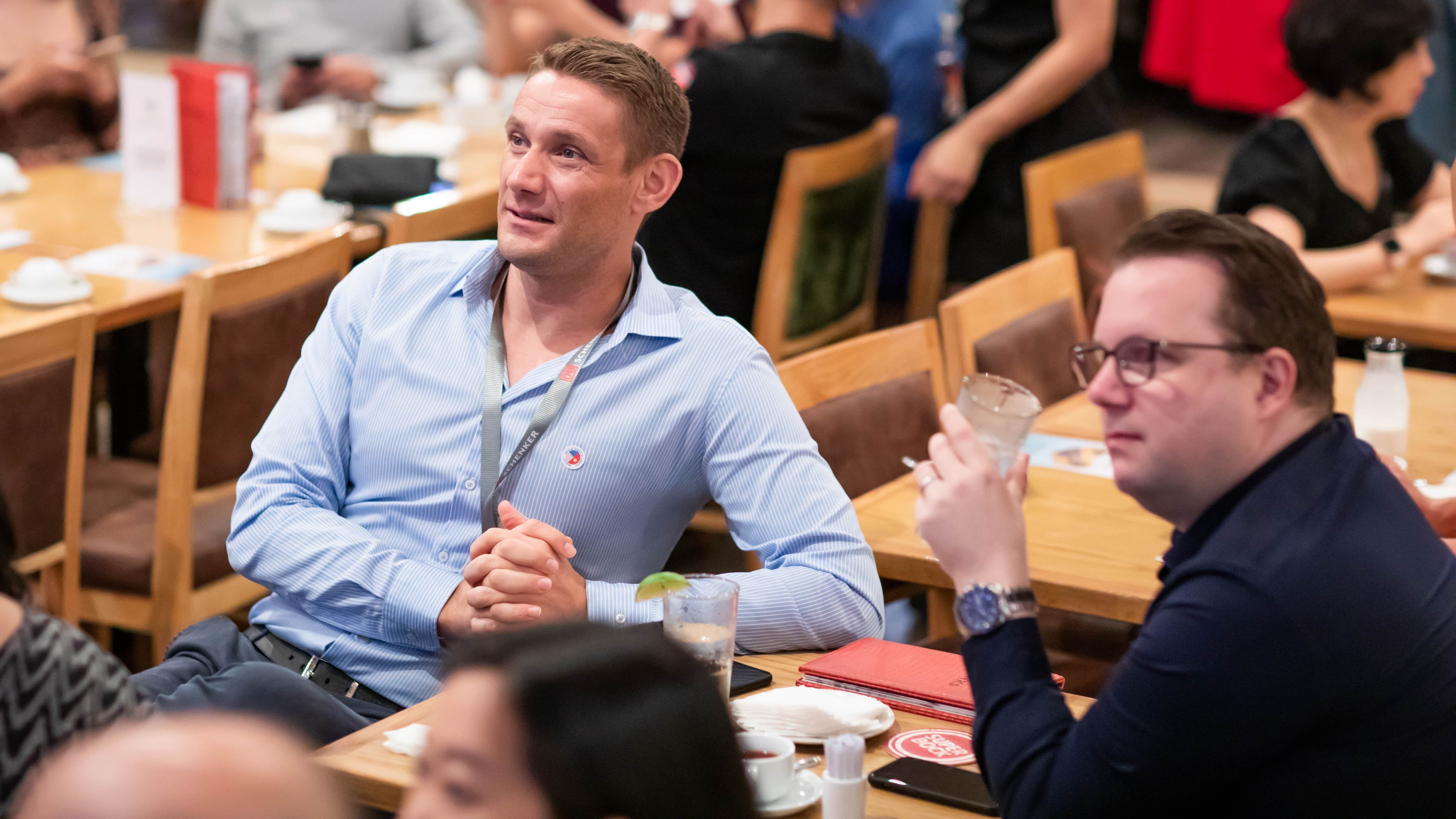 Nguoi My o Viet Nam hoi hop cho ket qua bau cu tai que nha hinh anh