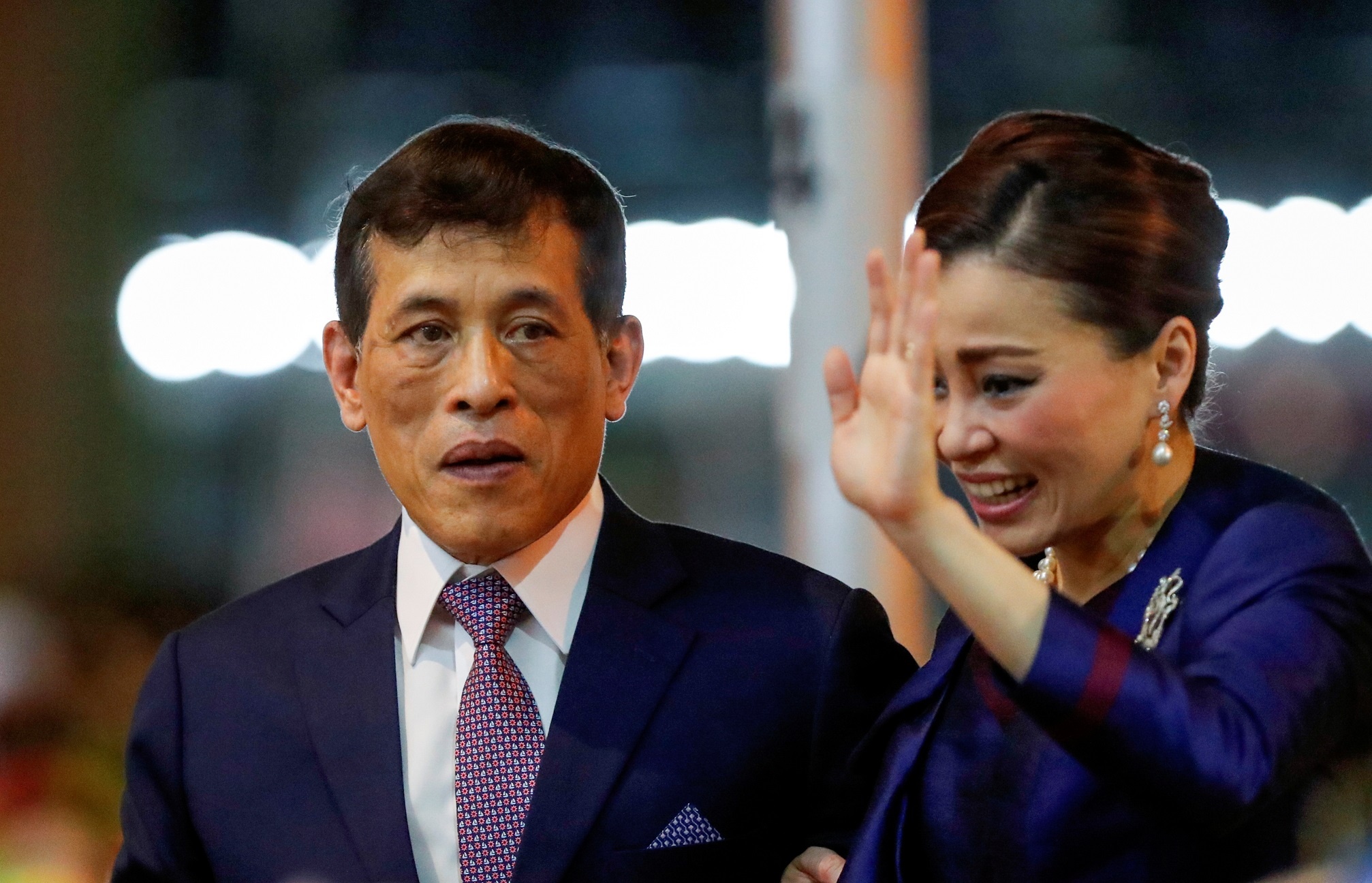 Vua va hoang hau Thai xuat hien truoc cong chung bat chap bieu tinh hinh anh