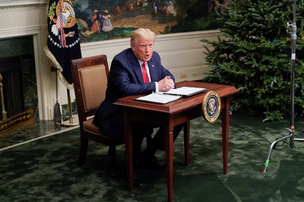 Chiec ban hop bao cua Tong thong Trump gay chu y hinh anh