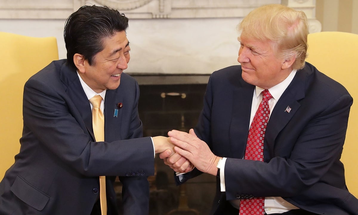 Tong thong Trump tang huan chuong cho lanh dao 'Bo tu' hinh anh