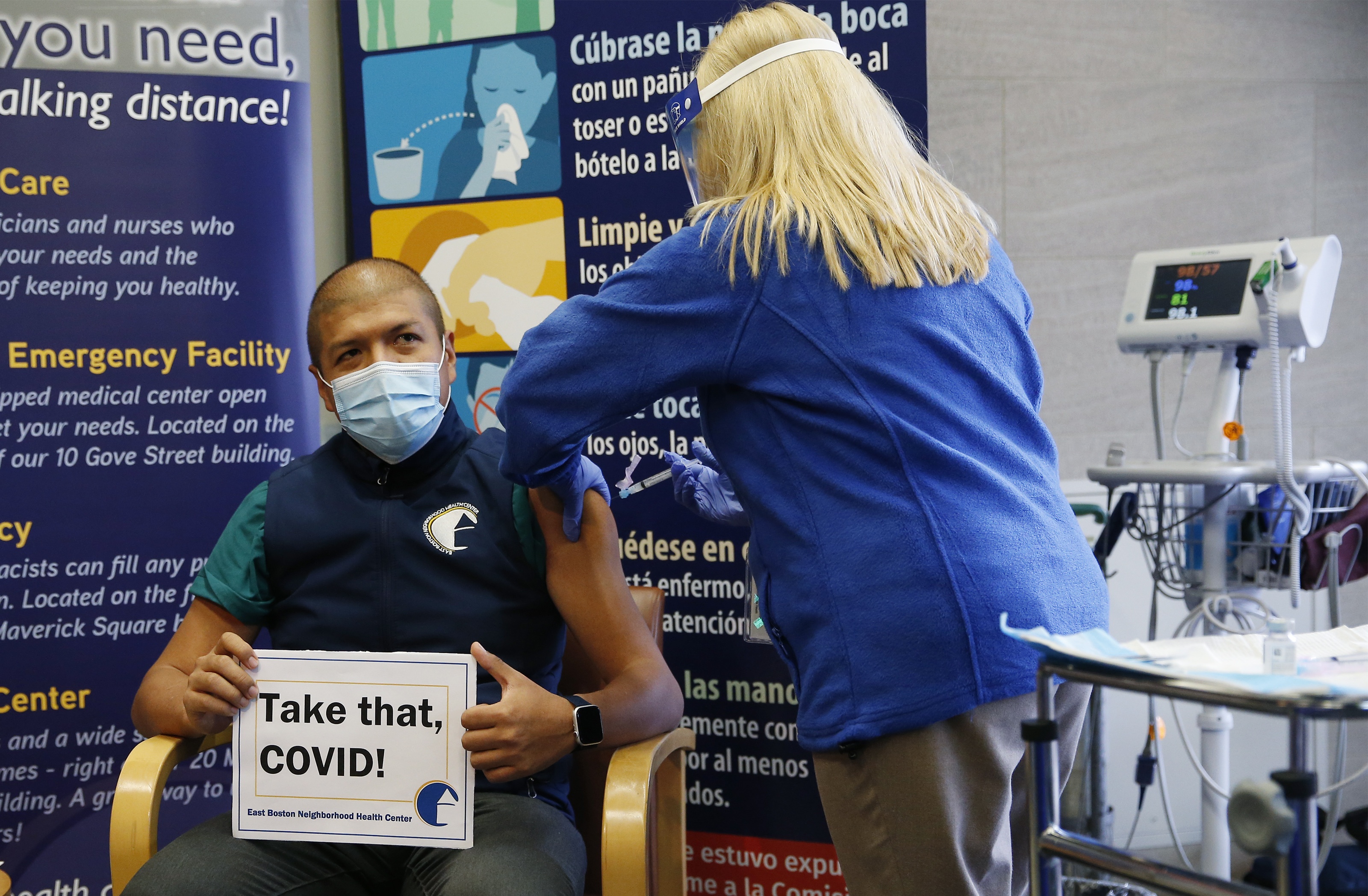 Nguoi giau California vung tien de duoc tiem vaccine Covid-19 som hinh anh