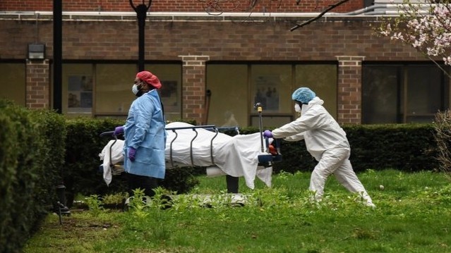 Thi the benh nhan Covid-19 o New York phai tru dong trong xe ro-mooc hinh anh