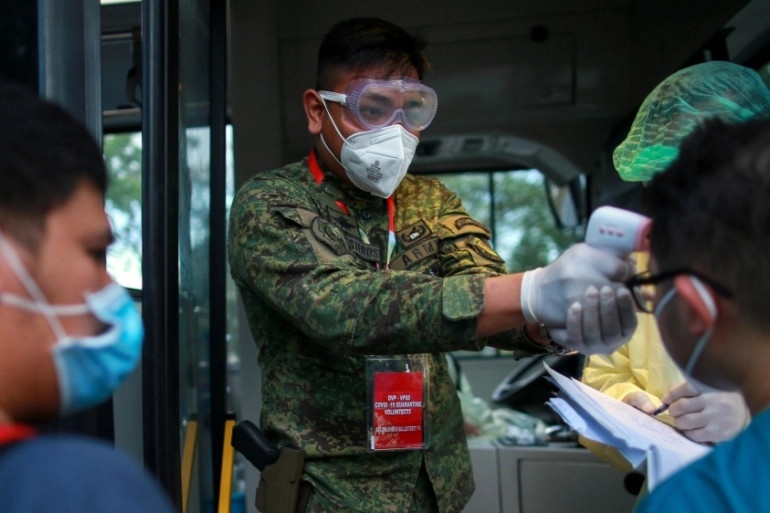 Bo truong Philippines duoc tiem vaccine Covid-19 chua cap phep hinh anh