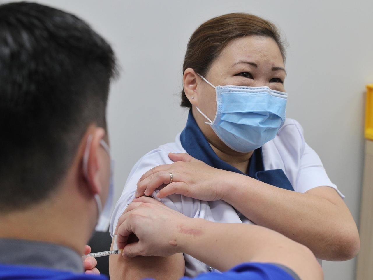 Nuoc dau tien o Dong Nam A tiem vaccine Covid-19 cho nguoi dan hinh anh