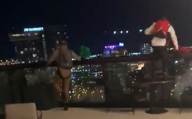 Nhay du tu tang 25 xuong dat, hai nguoi dan ong gay hoang loan o My hinh anh