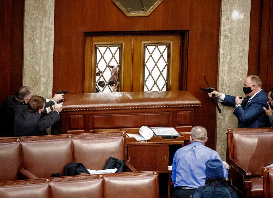 Them 3 nguoi thiet mang vi vu bao loan o Quoc hoi My hinh anh