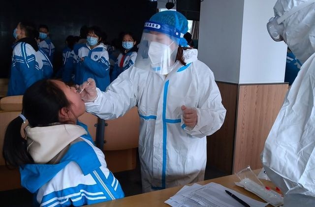 Trung Quoc co so ca mac Covid-19 trong ngay cao nhat 5 thang qua hinh anh