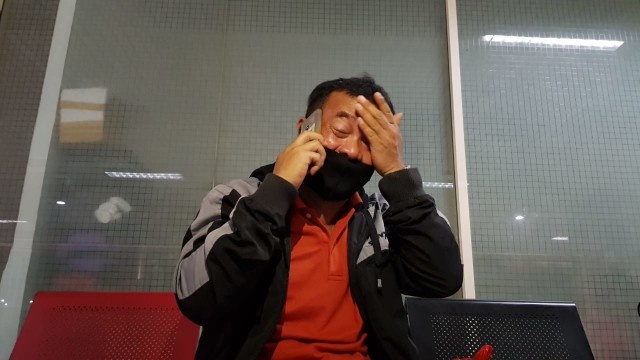 Nguoi dan ong bat khoc vi vo con tren phi co gap nan o Indonesia hinh anh