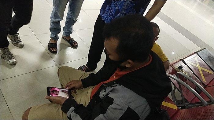 nguoi nha hanh khach may bay Indonesia roi anh 2