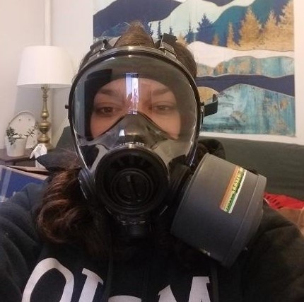 Phong vien mang ao chong dan, mat na phong doc de dua tin le nham chuc hinh anh