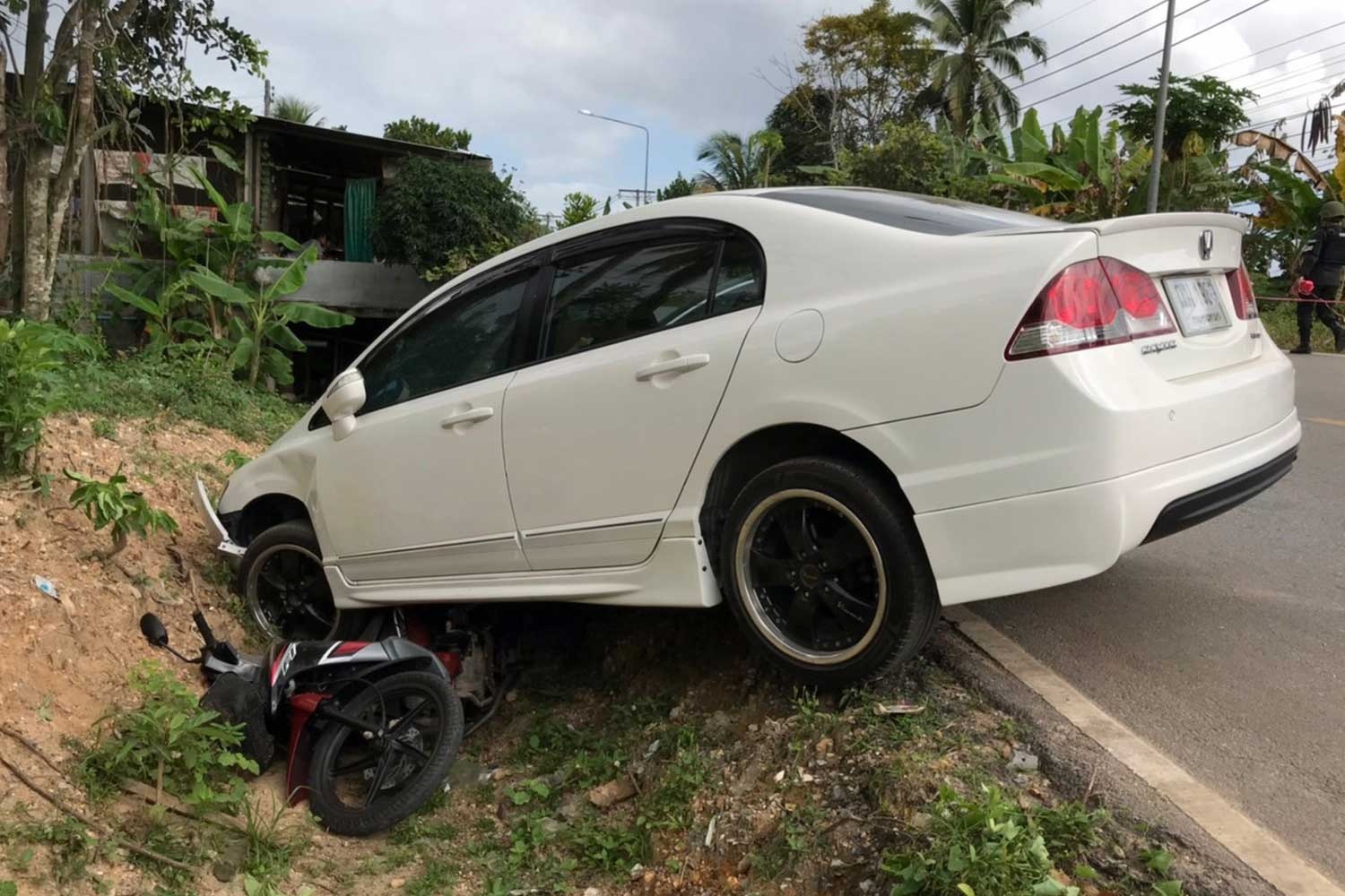 Bi am sat giua duong, tai xe Thai dam xe vao hung thu hinh anh