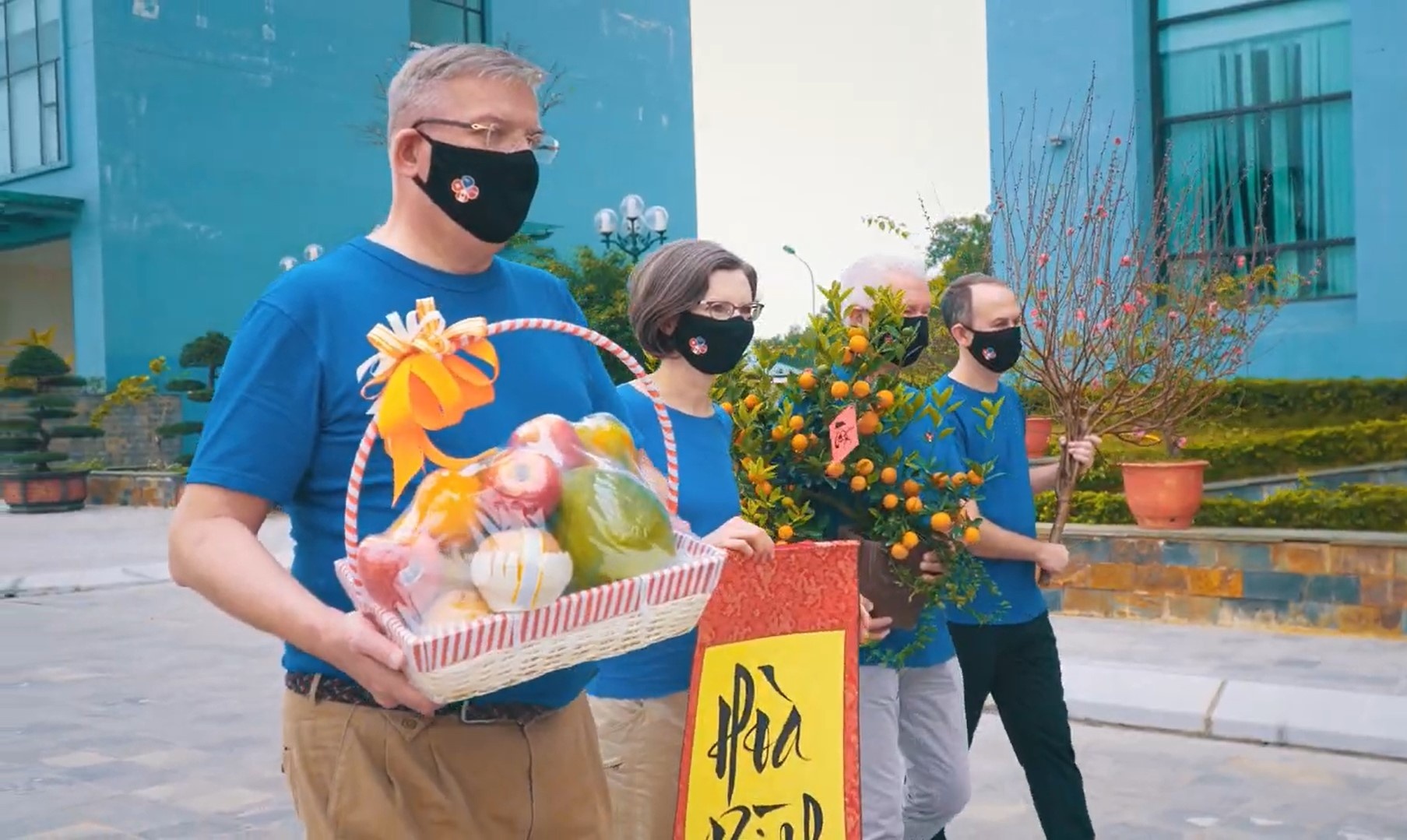 Dai su nhom G4 don Tet cung luc luong gin giu hoa binh VN hinh anh