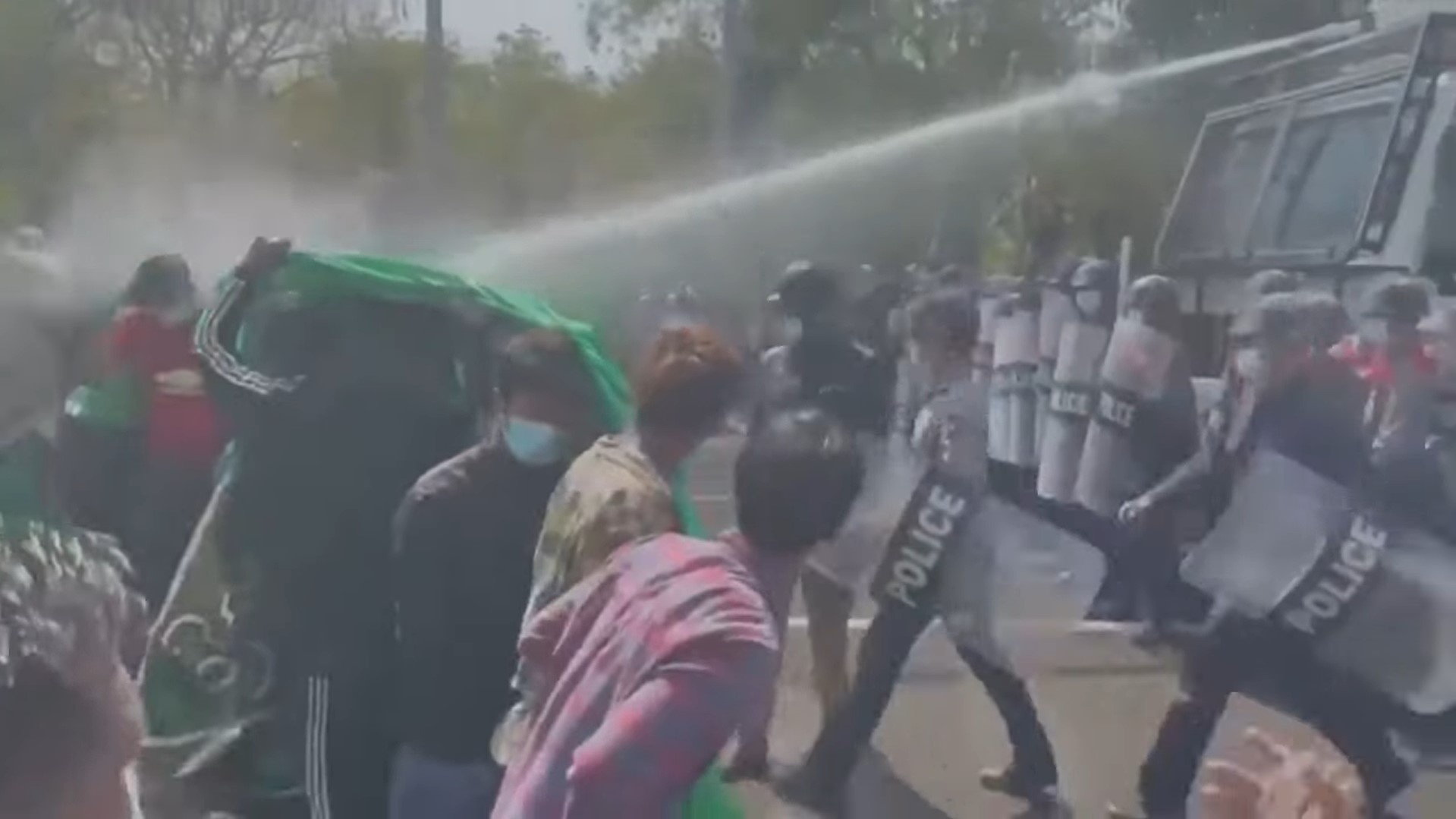 Ba canh sat Myanmar doi phe khi dang tran ap nguoi bieu tinh hinh anh