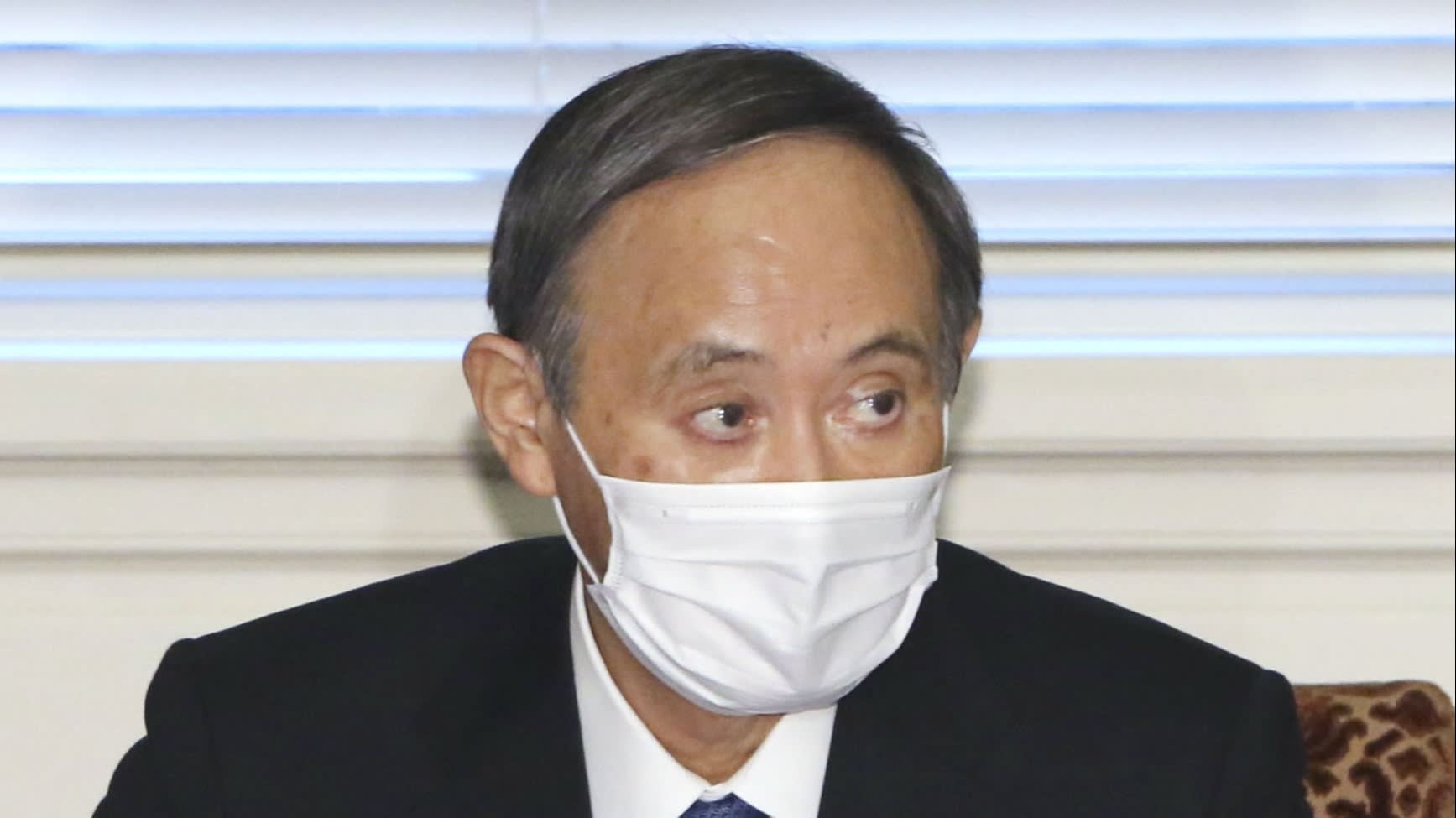 Con trai Thu tuong Suga bi to mo tiec xa xi cho quan chuc hinh anh