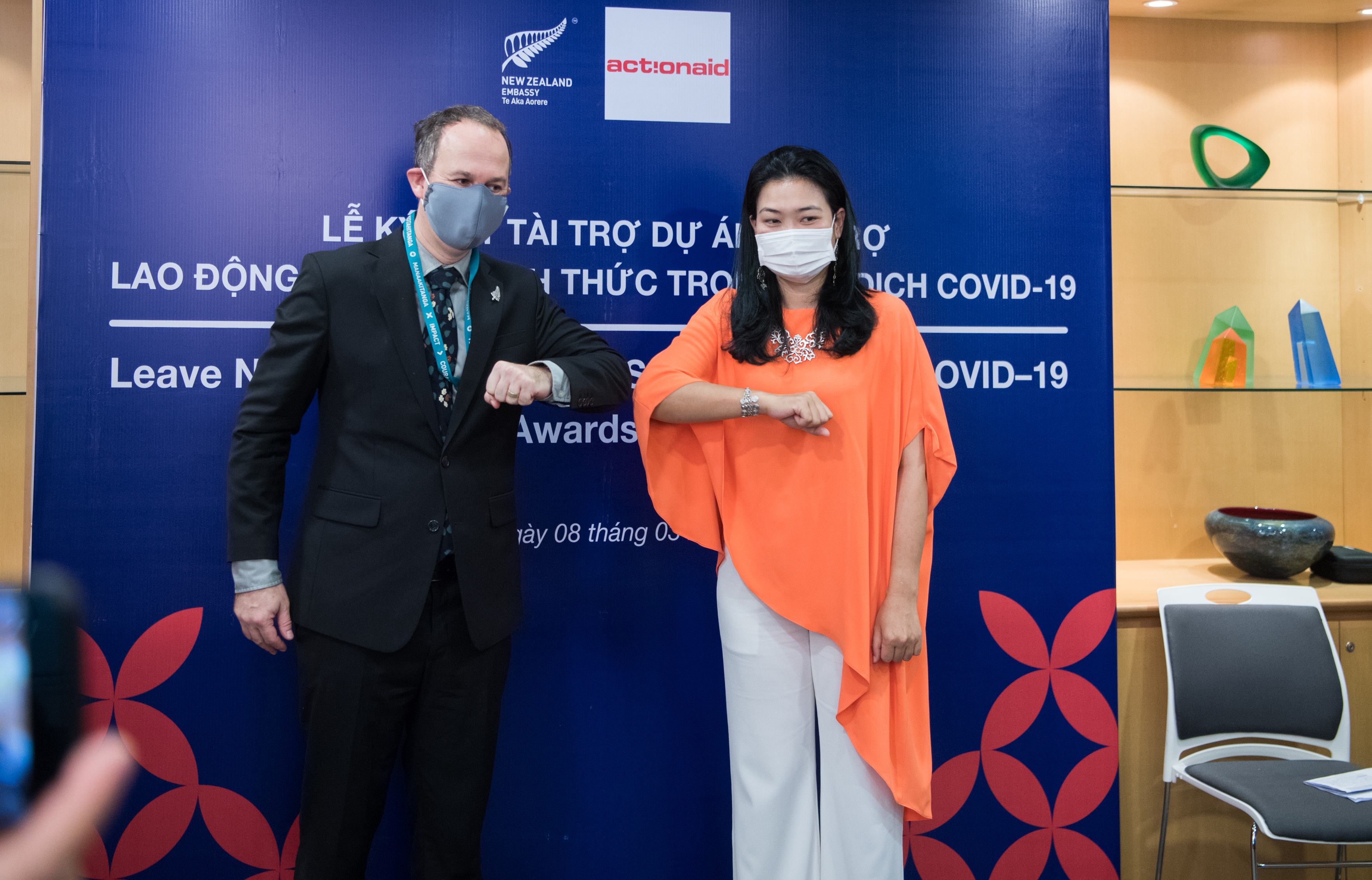 DSQ New Zealand ho tro 35.500 USD cho phu nu VN trong Covid-19 hinh anh