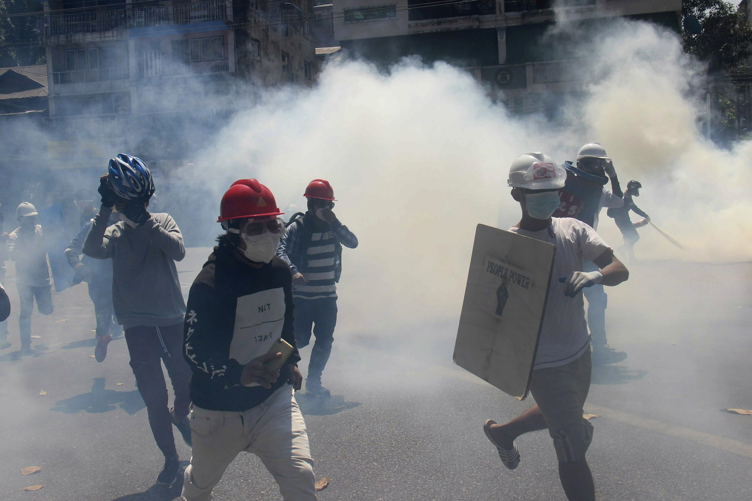 Anh khuyen cao cong dan roi Myanmar vi lo ngai bao luc hinh anh