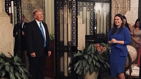 Ong Trump bat ngo xuat hien o su kien tranh cu cua ba Sanders hinh anh